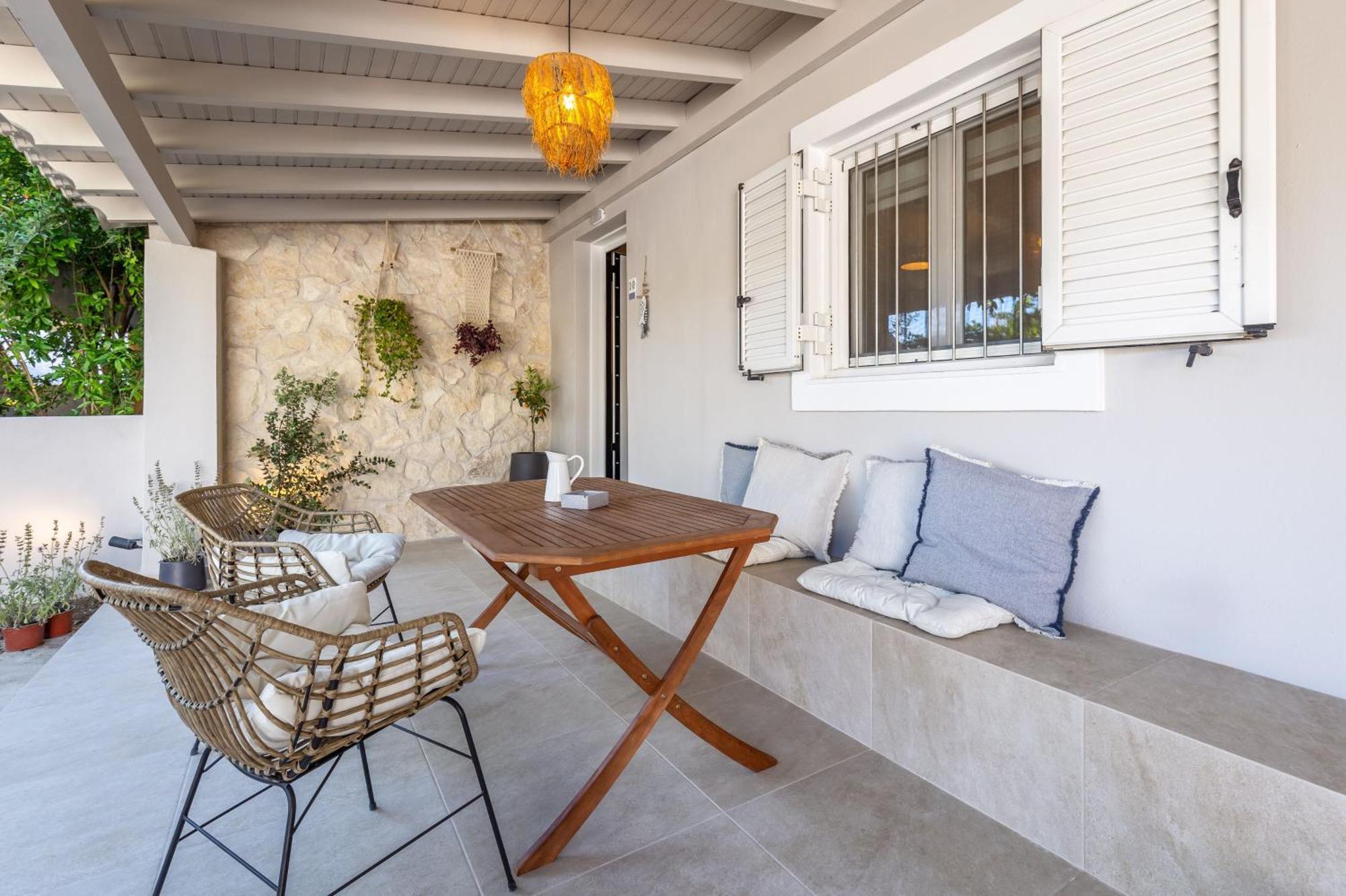 Almyra Luxury Apartment Kanálion
