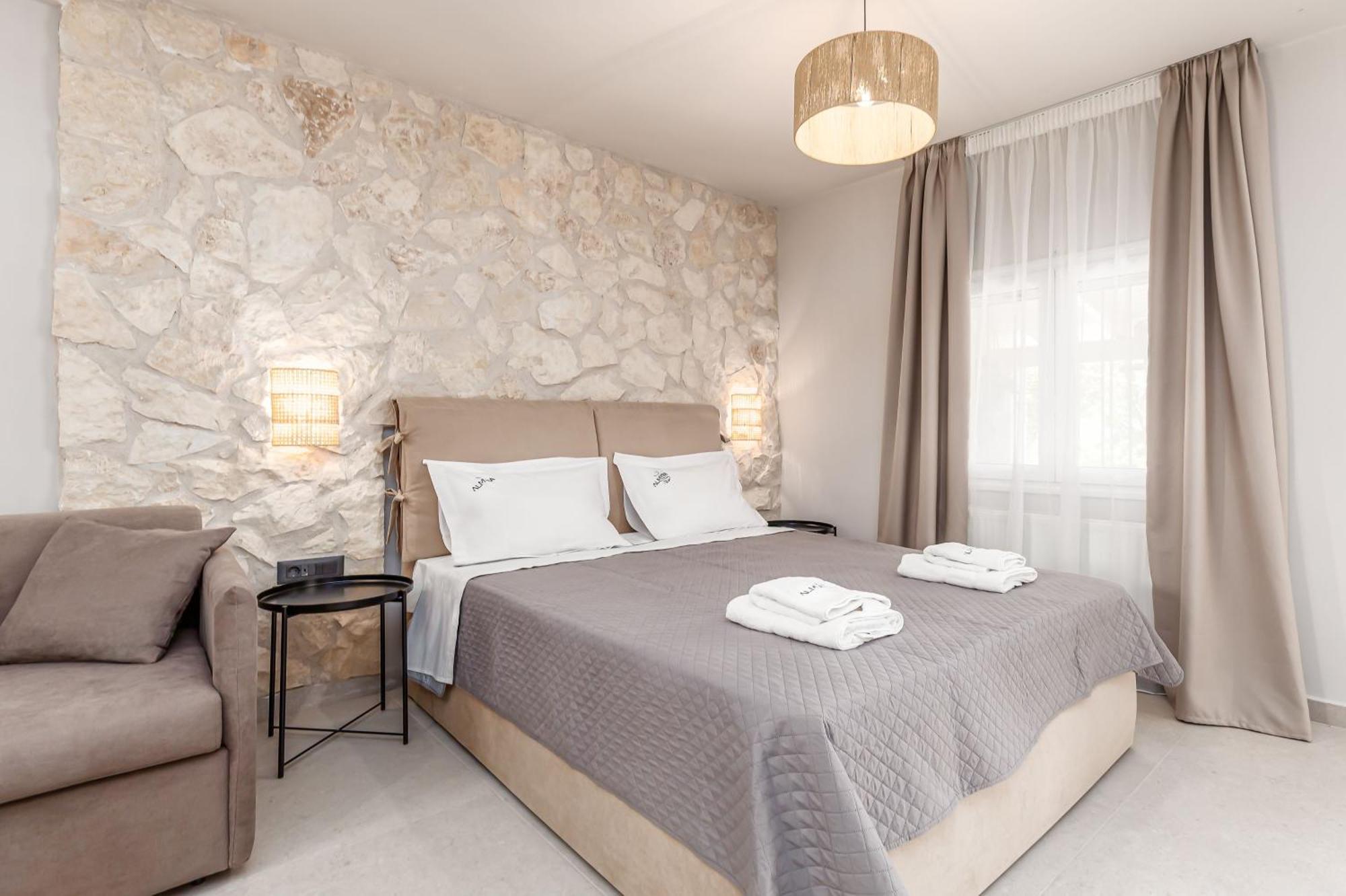 Almyra Luxury Apartment Kanálion